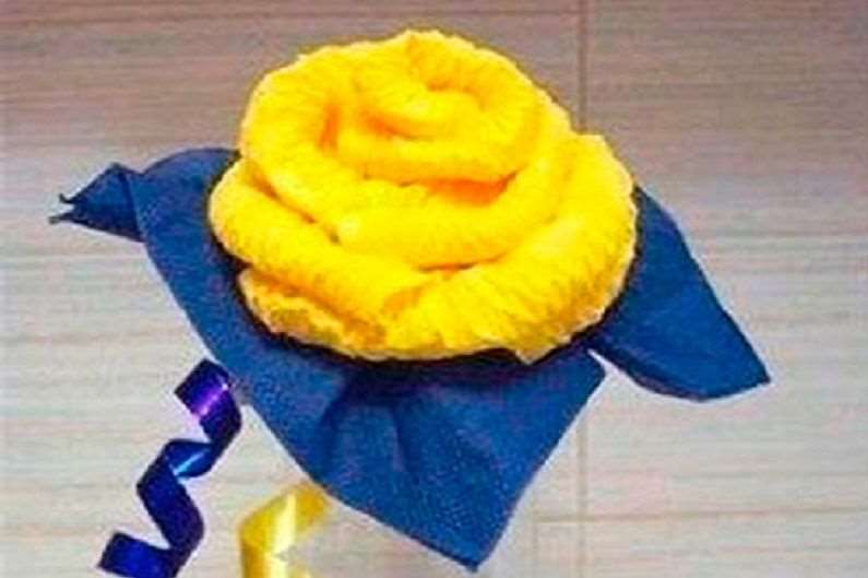 Цветы для воскресной салфетки плотника - пышные желтые розы