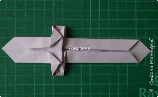 Рекомендуется удалить образовавшуюся складку в перекладине под первым сгибом и склеить. Это улучшит лезвие меча. (Фото 28)