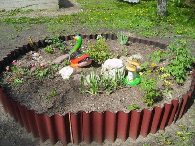 Цветники от шифера до загородного дома