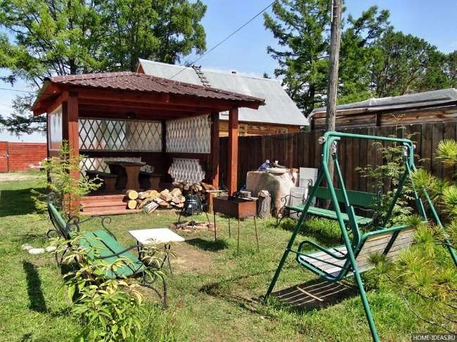 Загородная зона отдыха с качелями