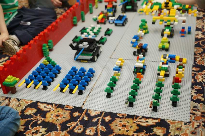 Как построить робота из фотографий Lego