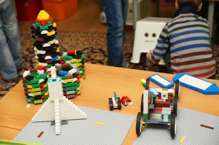Как построить робота из фотографий Lego