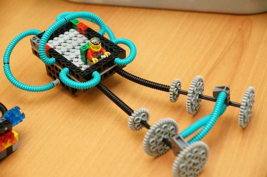 Как построить робота из фотографий Lego