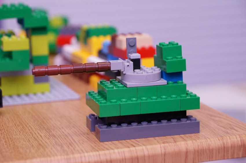 Как построить робота из фотографий Lego