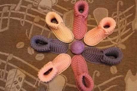 Уютные вязаные крючком тапочки.