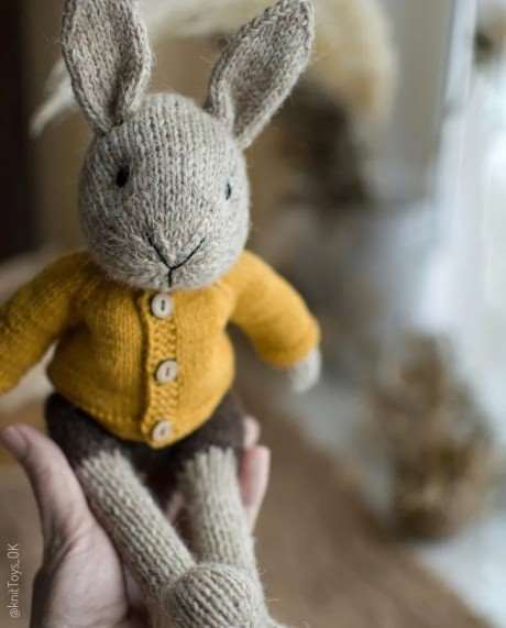 Зайчик, прикрепленный спицами от Knittoys_ok (Символ 2023)